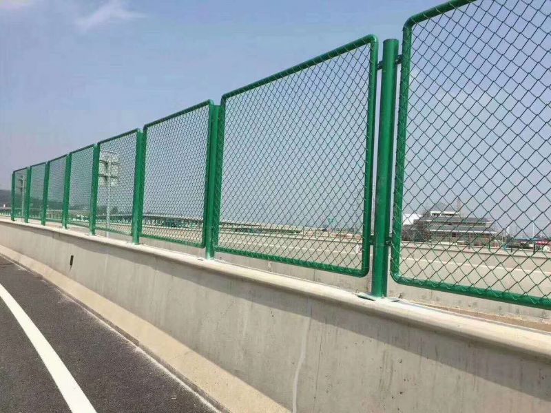 內(nèi)蒙古通遼 定制4米高綠色籃球場圍欄勾花網(wǎng)護(hù)欄網(wǎng)